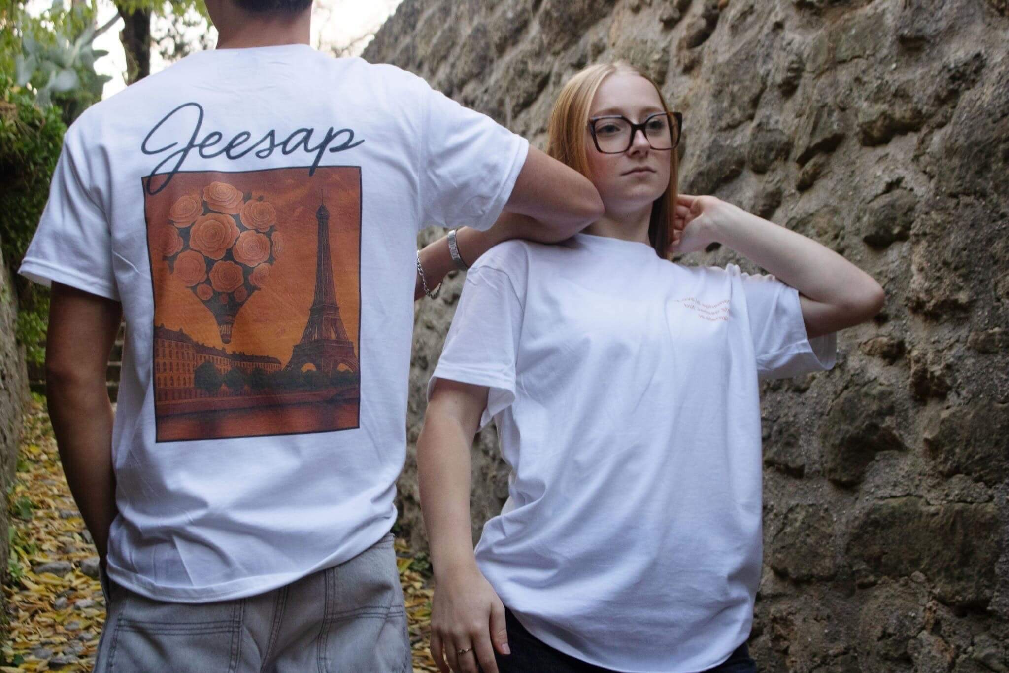 Couple portant les t-shirts Jeesap
